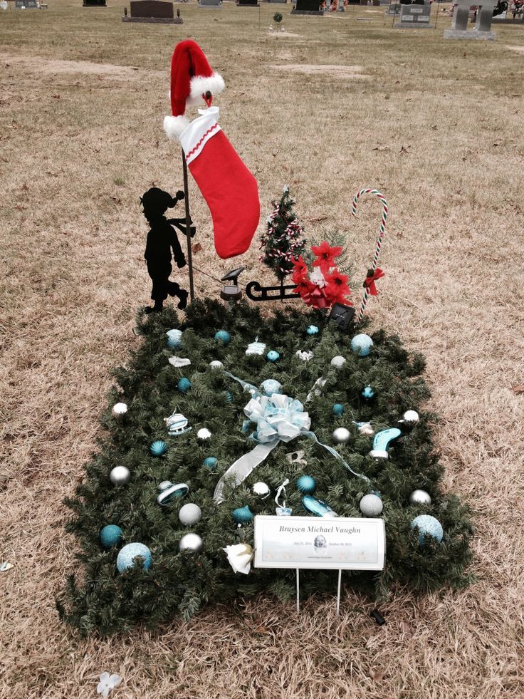 christmas decor for cemetery Bildergebnis für christmas grave Graveside decorations, Gravesite decorations, Cemetery