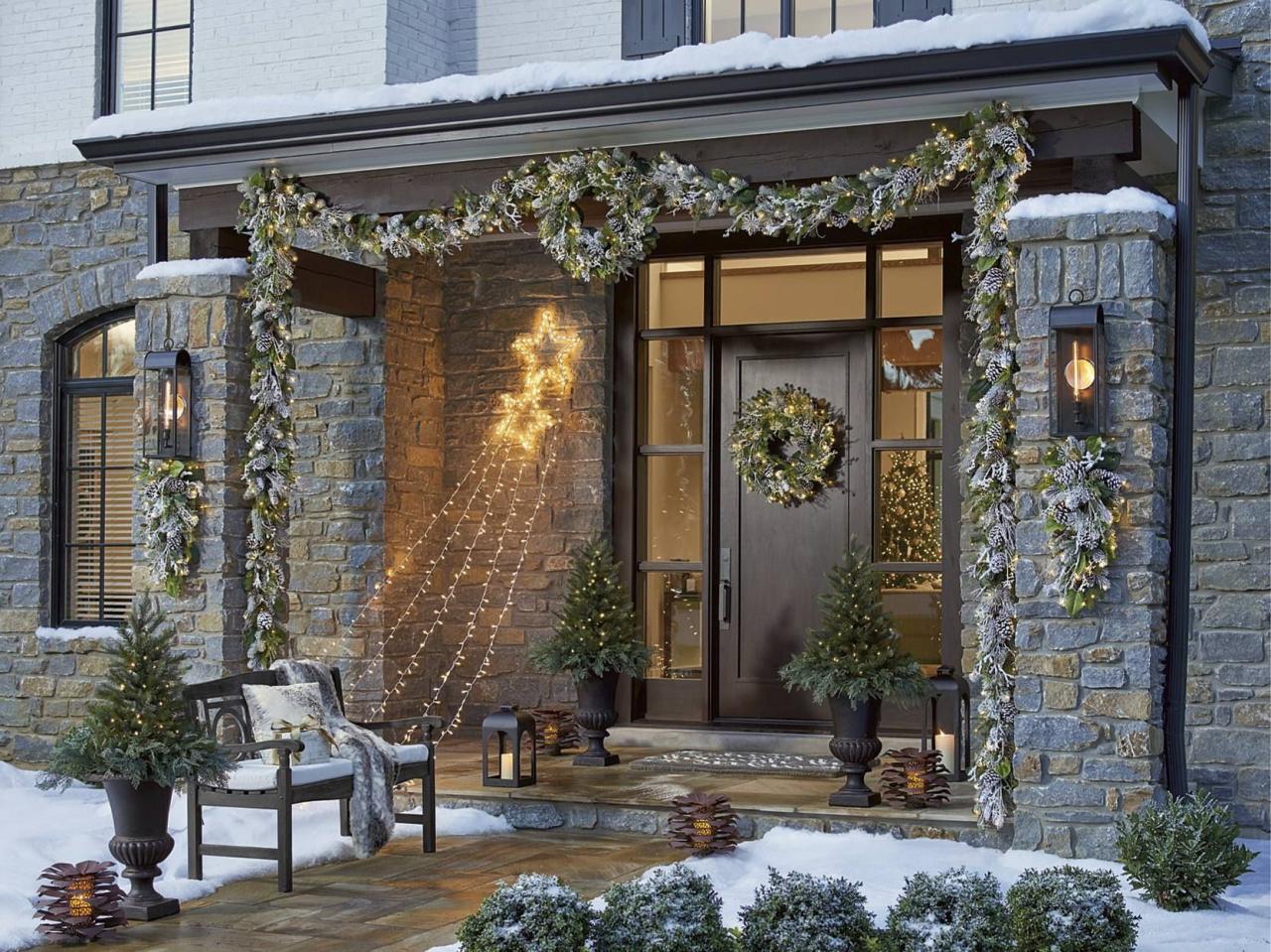 christmas decor for the front porch 25 Creative Outdoor Christmas Ideas for Front Porch decoration Christmas porch decor