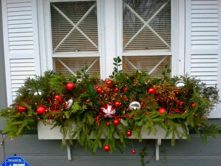 christmas decorations for outdoor window boxes 20easyholidaywindowboxideas Christmas window boxes, Outdoor