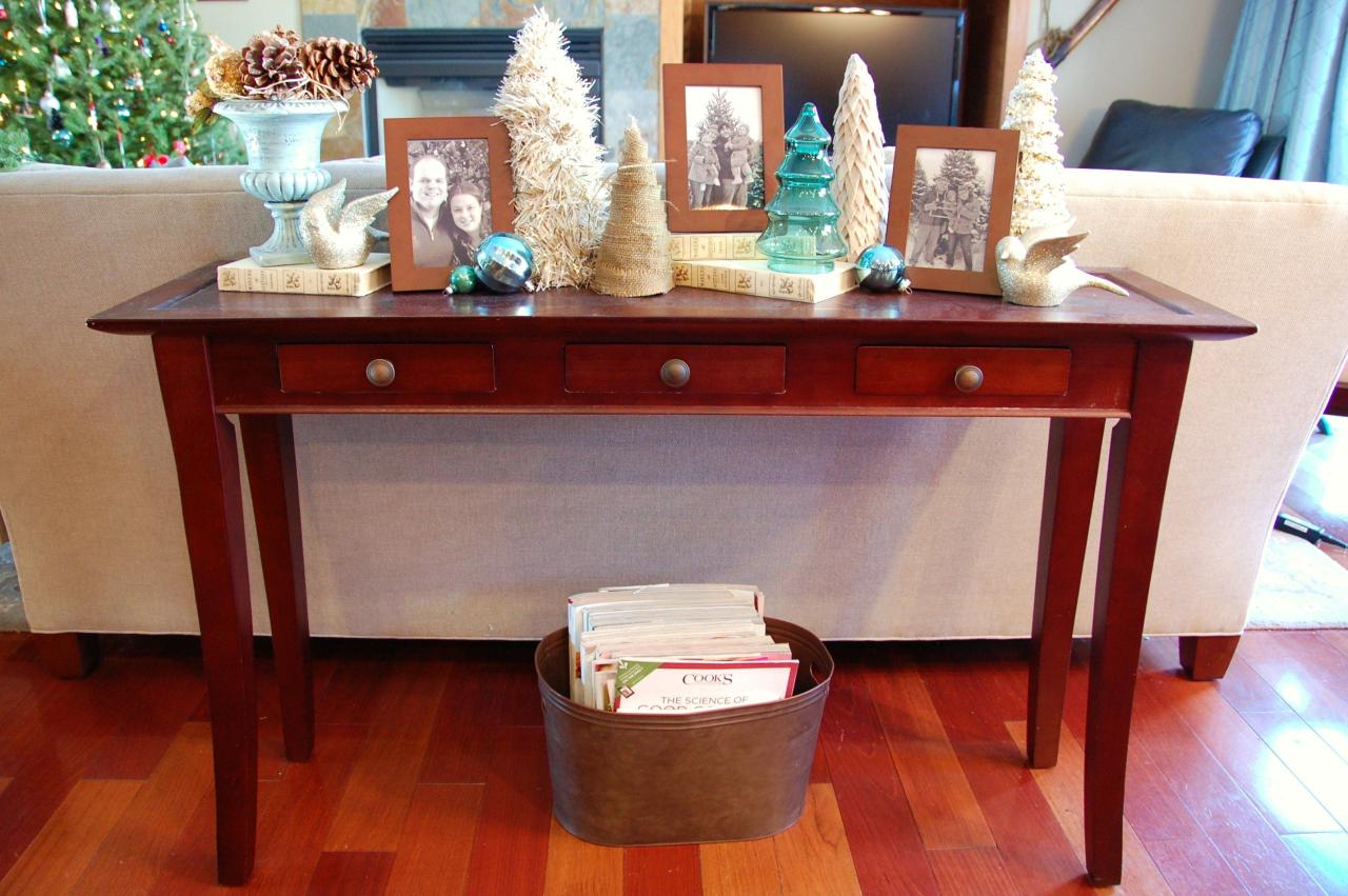 christmas decor sofa table Sofa Table Christmas Decorating Ideas