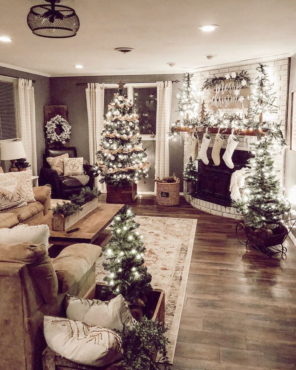 apartment christmas decor ideas 03 Small Apartment Christmas Decor Ideas Christmas apartment, Christmas decorations rustic