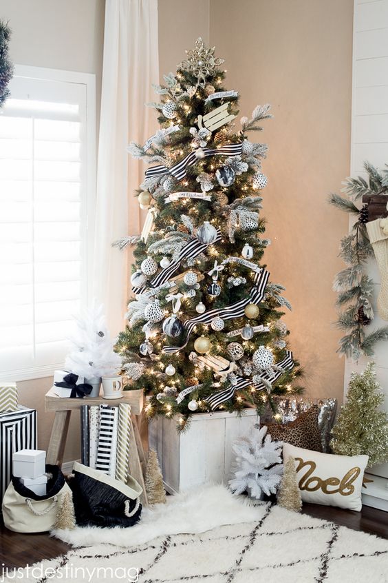 black and white christmas decor ideas 90 Modern Black And White Christmas Décor Ideas DigsDigs