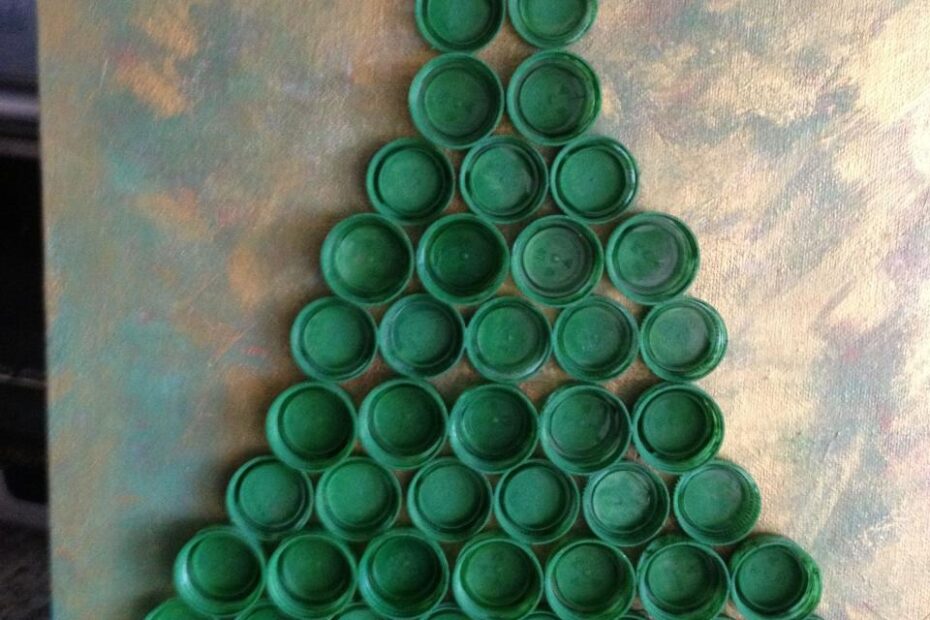 diy recycled christmas decor DIY Xmas tree made from recycled bottle caps. Decoração de natal