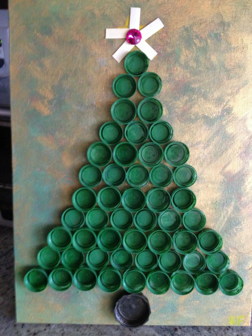 diy recycled christmas decor DIY Xmas tree made from recycled bottle caps. Decoração de natal