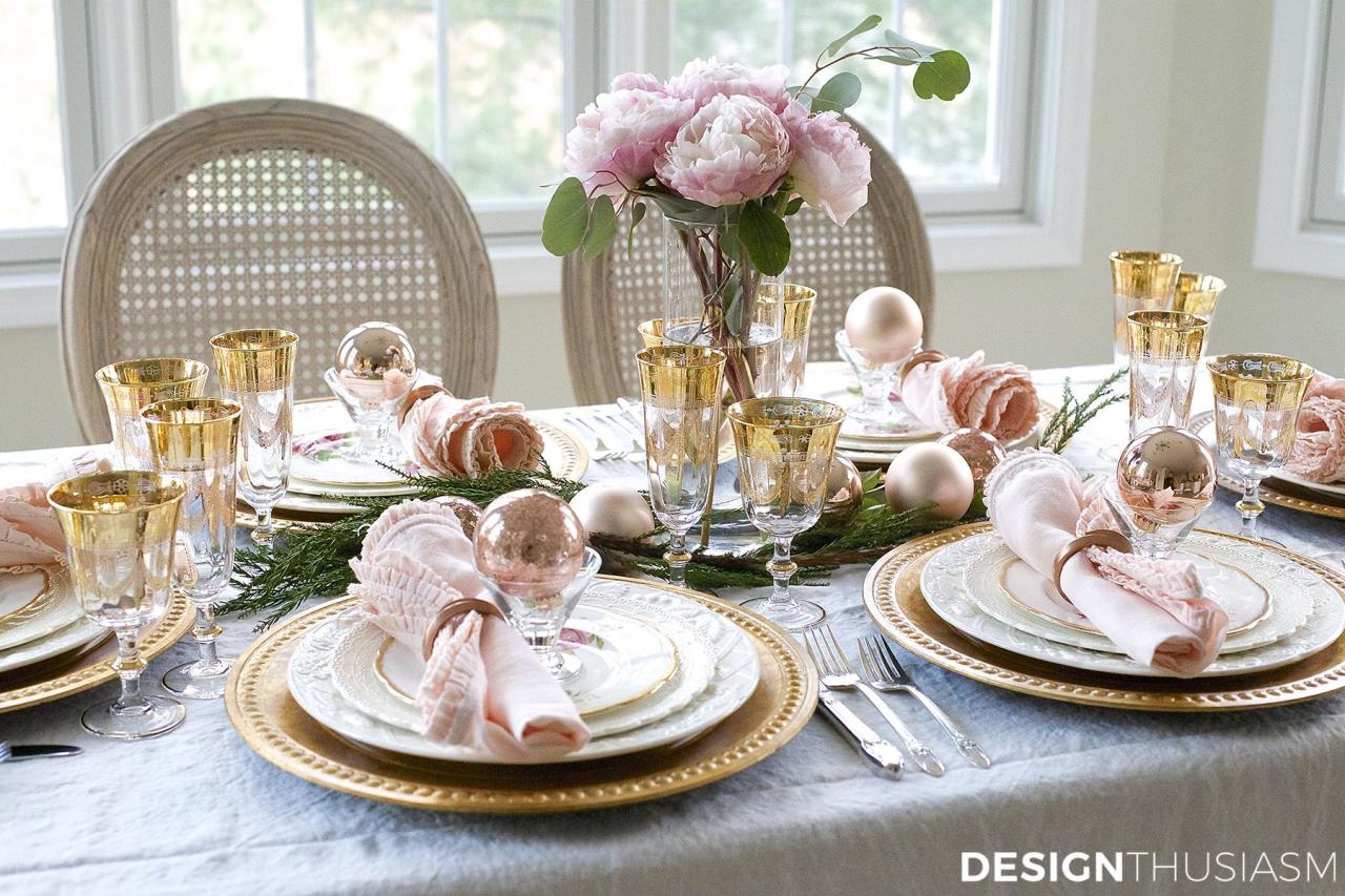 gold and pink christmas decor Elegant Holiday Table Setting with Gold and Pink Christmas Decorations Pink christmas table