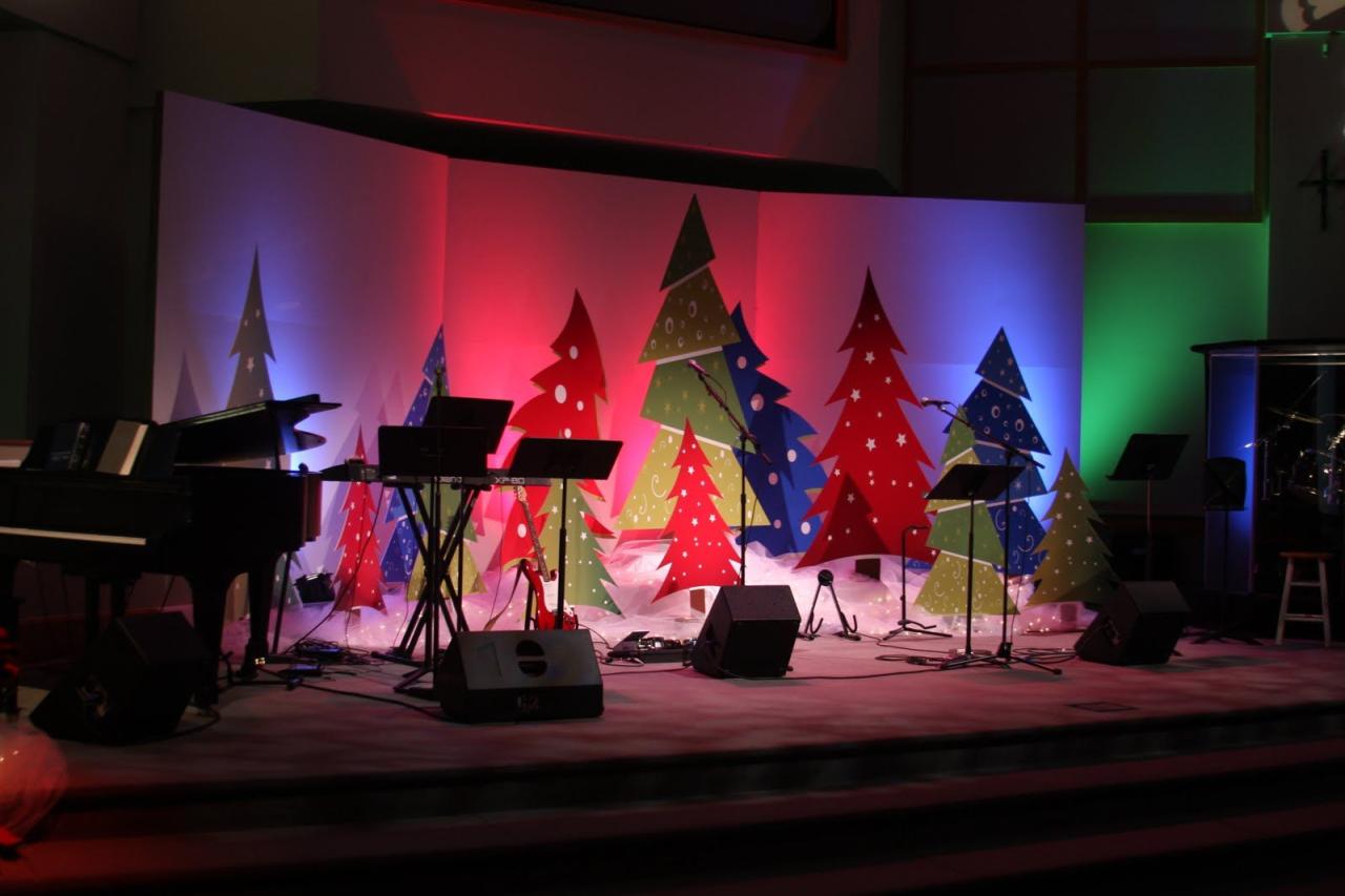 christmas decor for stage Church Stage Decorating Ideas Christmas stage decorations, Christmas stage, Christmas backdrops