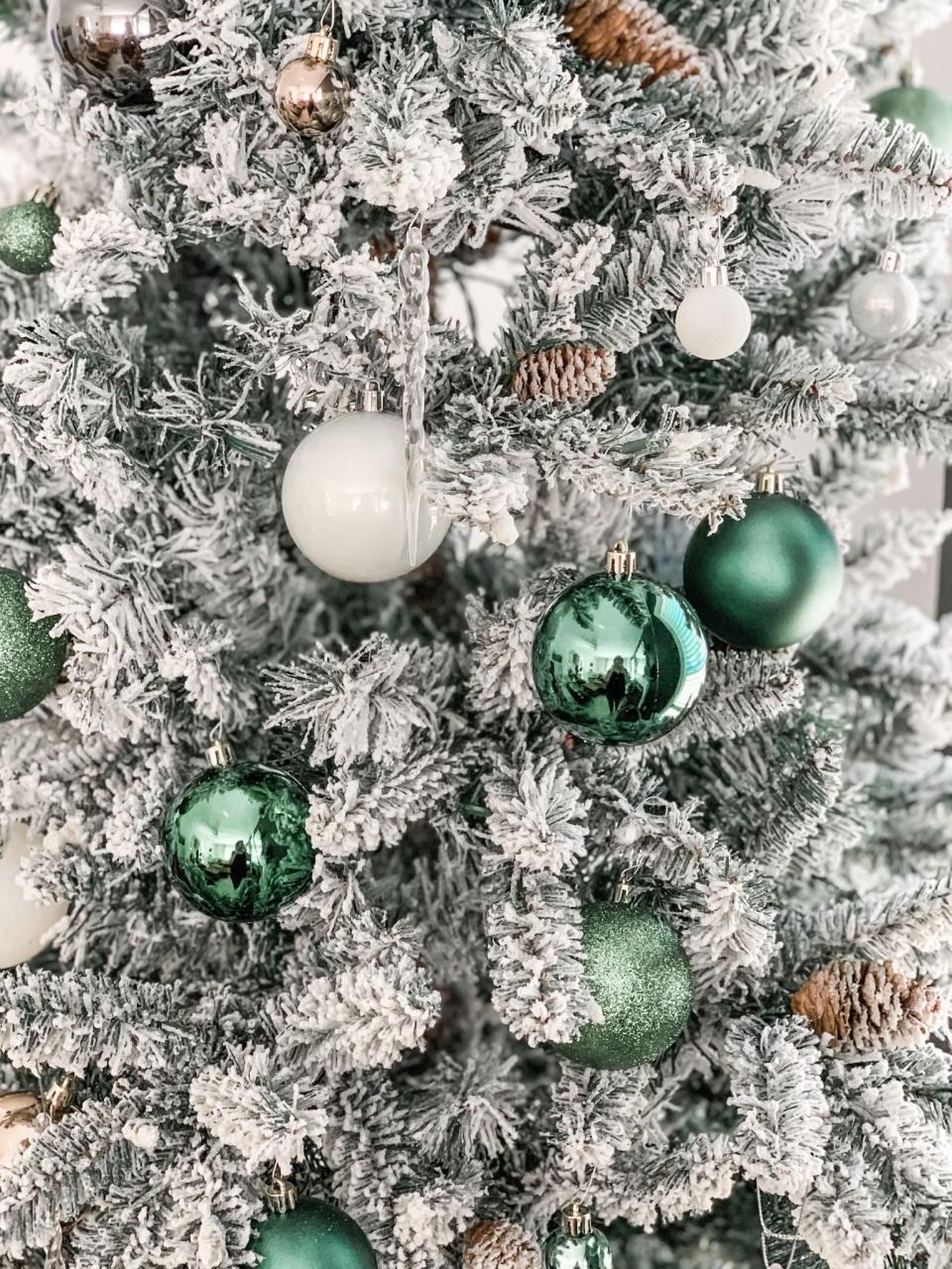 emerald green christmas decor The Prettiest Emerald Green and White Christmas Tree Decor Green christmas tree decorations