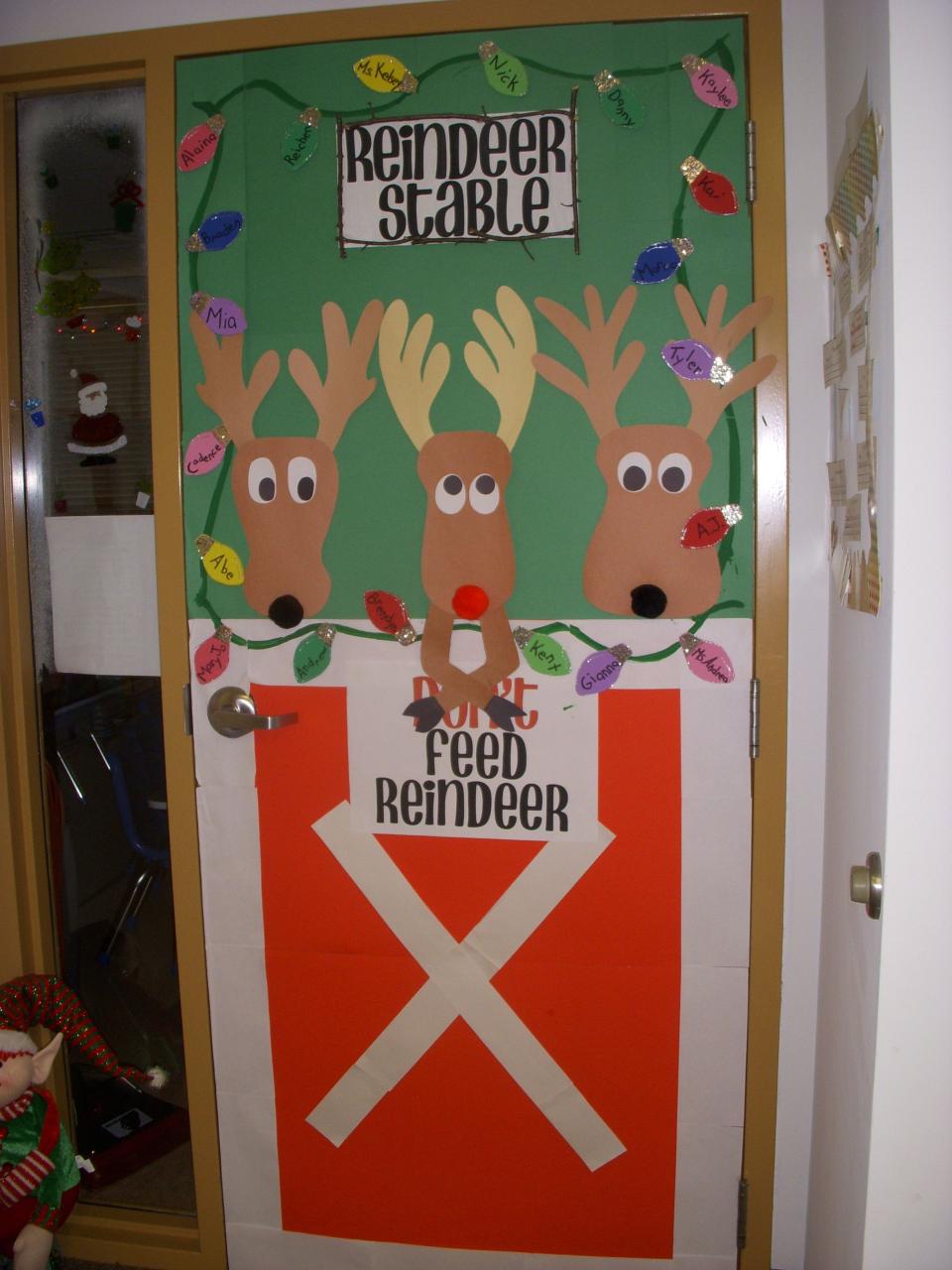 christmas door decor pinterest christmas door...i'm doing this one! =) Door decorations classroom christmas, Christmas