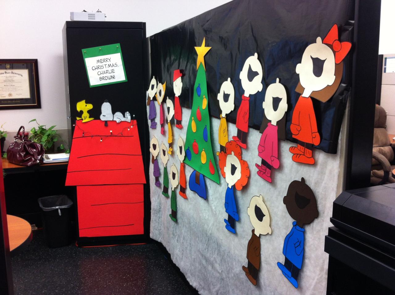 charlie brown christmas wall decor Charlie Brown Christmas cubicle mural I made for this years' deco