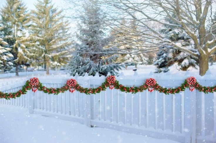 christmas decor for fence Beautiful Christmas Garland Photos and Ideas Here is a collection of