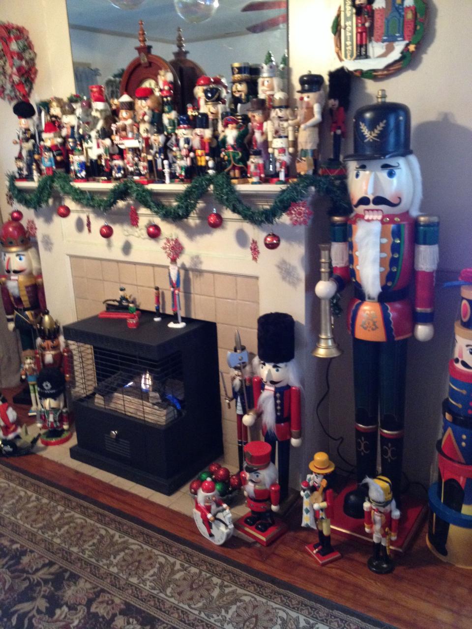 nutcracker theme christmas decor My future goal too have this many nutcrackers& more, so I can decorate a room of nutcrakers