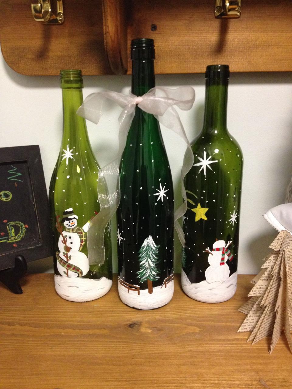 christmas wine bottle decor Snowmen painted on wine bottles Noel Christmas, Christmas Projects, Christmas Decor Diy, Holiday