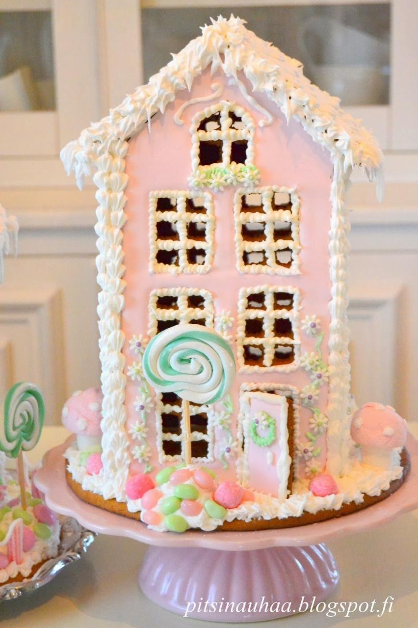 pastel gingerbread christmas decor P i t s i n a u h a a Ilontäyteinen viikko Christmas gingerbread house, Pink christmas