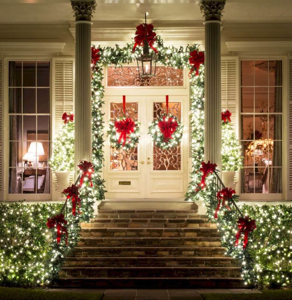 christmas decor for the front porch 25+ Front Porch Christmas Decor Ideas To Wow Your Neighbors The Architecture Designs