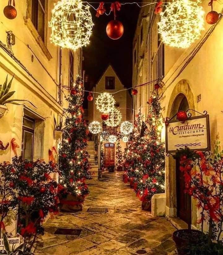 christmas decor in italy Decoration Noël en Italie Christmas in italy, Christmas decorations for the home, Christmas