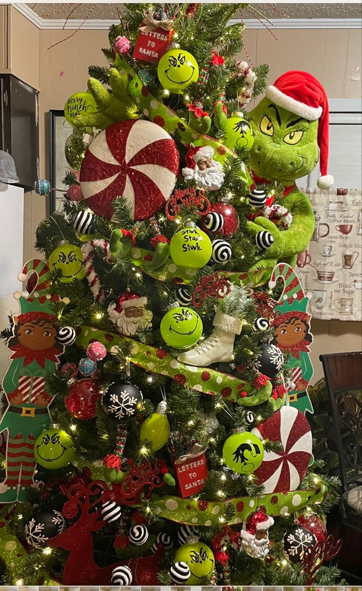 grinch christmas tree decor Amazing Christmas Trees, Christmas Tree Inspiration, Colorful Christmas Tree, Grinch Christmas