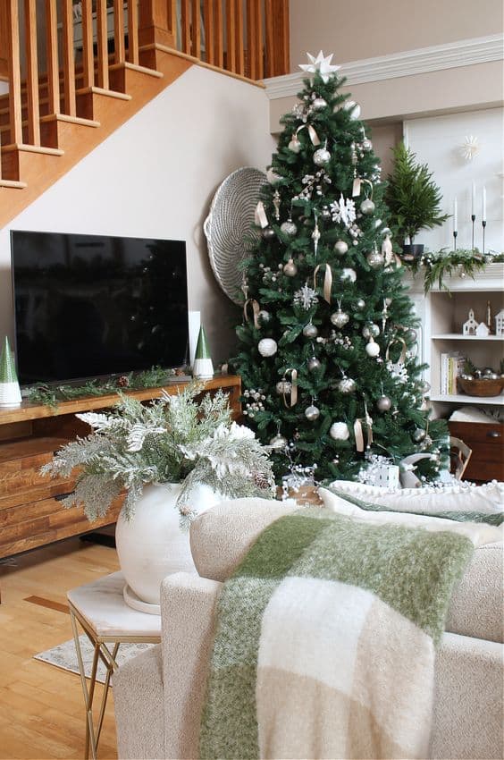 green christmas decor ideas 25 Green Christmas Home Decor Ideas » Lady Decluttered