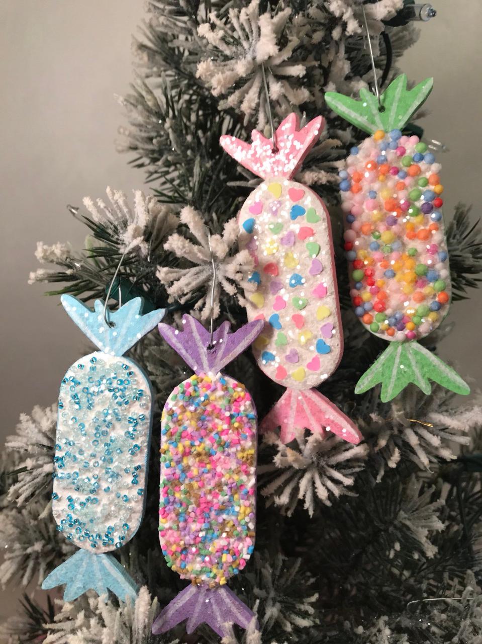 christmas candy decor diy Pin by Lynn Watkins on 2nd look in 2020 Candy decorations diy, Candy land christmas, Candy