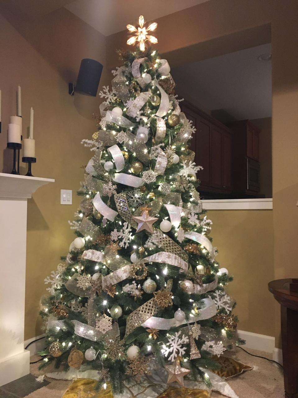 white christmas tree decor Sparkling white and gold Christmas tree. Christmas tree design, Christmas tree inspiration