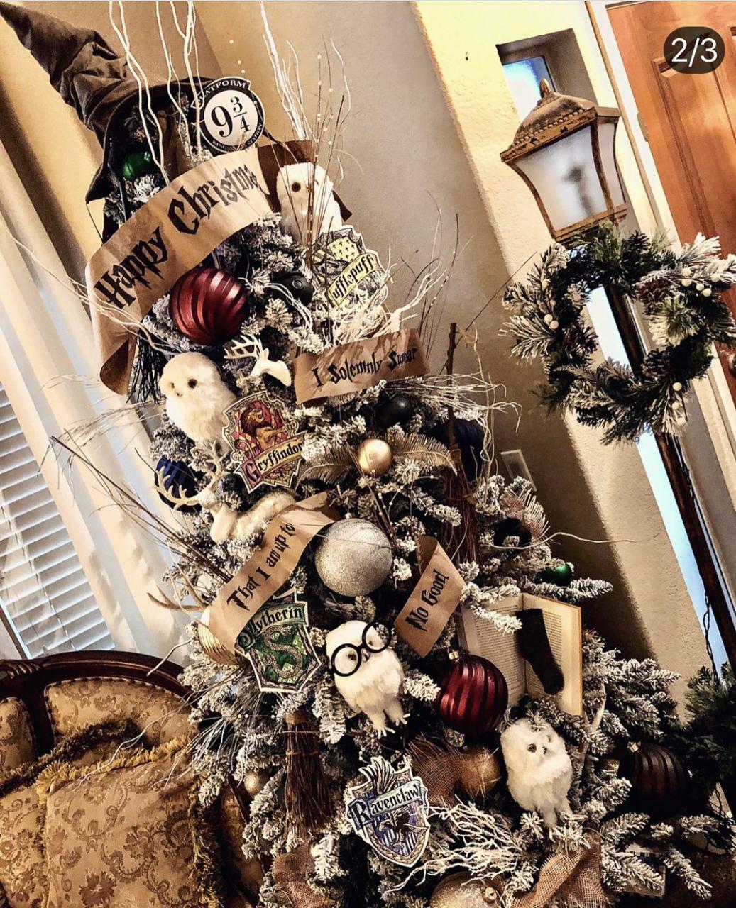 harry potter christmas decor Harry Potter Christmas tree Harry potter christmas tree, Harry potter christmas, Hogwarts