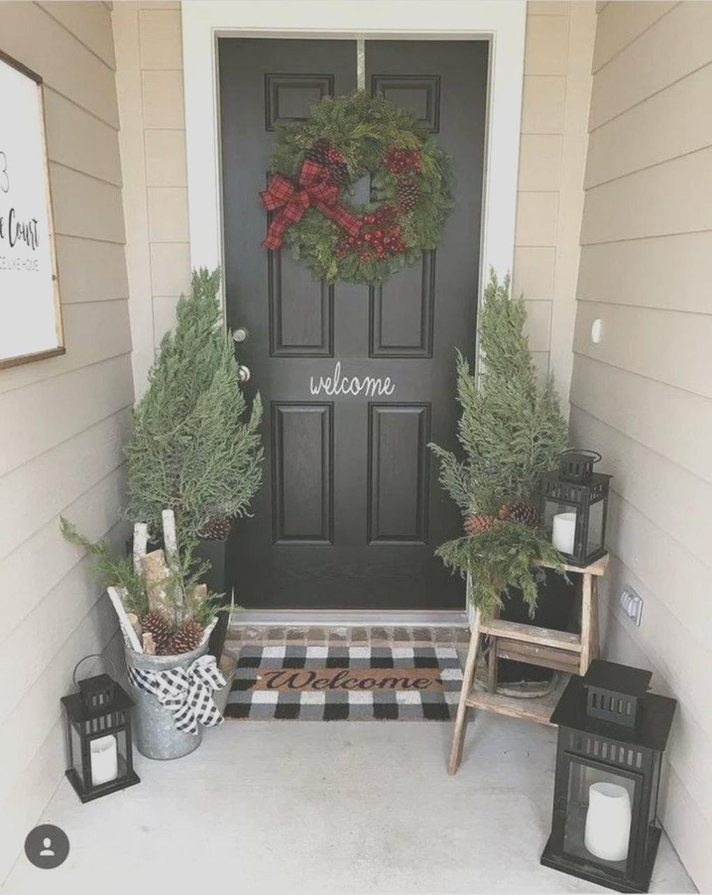 christmas decor small front porch 20+ Small Front Porch Christmas Decorating Ideas