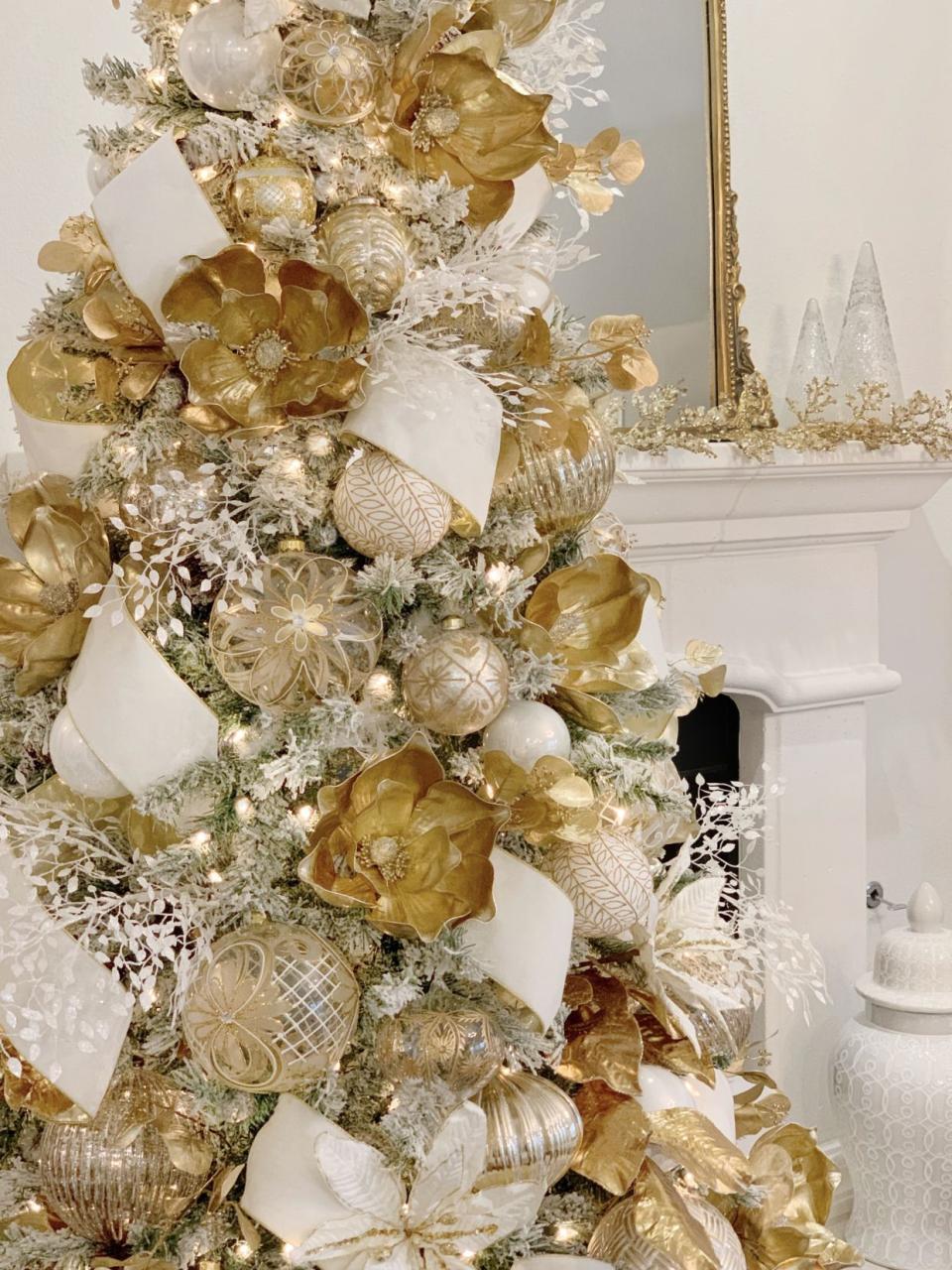 gold and white christmas decor 20+ White And Gold Christmas Tree Ornaments DECOOMO