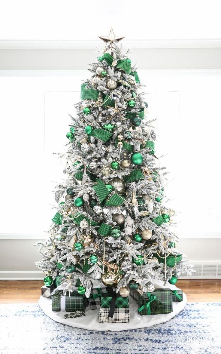 green christmas decor ideas 36 Incredible Christmas Trees Ideas That Looks Elegant Green christmas tree decorations