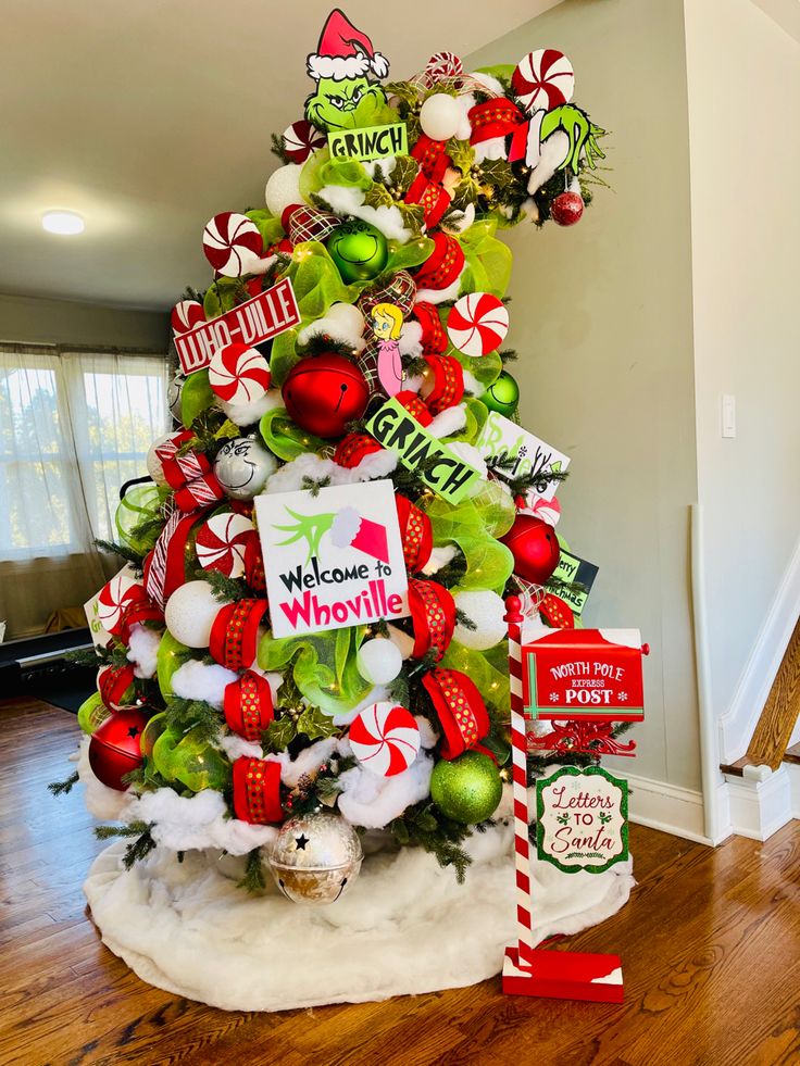 grinch christmas tree decor Grinch Xmas tree Grinch christmas tree, Grinch christmas decorations, Grinch christmas