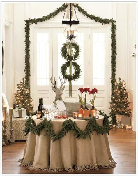 round table christmas decor Christmas round table. Christmas decorations. Christmas decorations