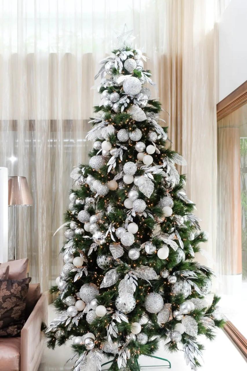 silver and white christmas decor Here is How You Can Elevate A Simple Silver And White Christmas Tree Metro.Style