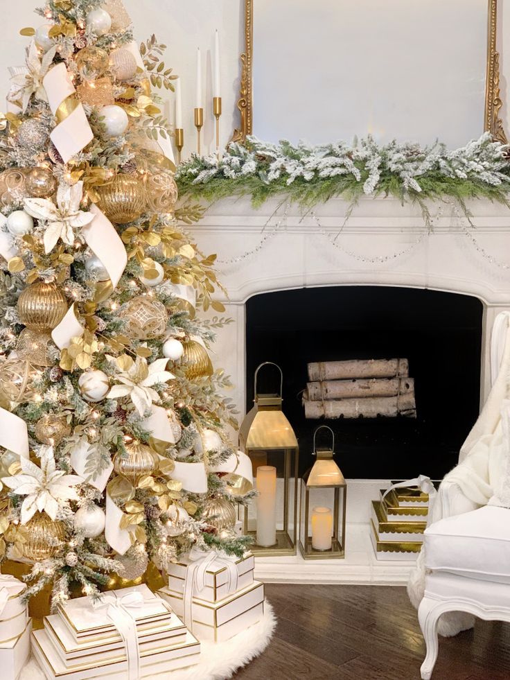 gold and white christmas decor White and Gold Glam Christmas Decor Glam christmas decor, Gold christmas decorations, Gold