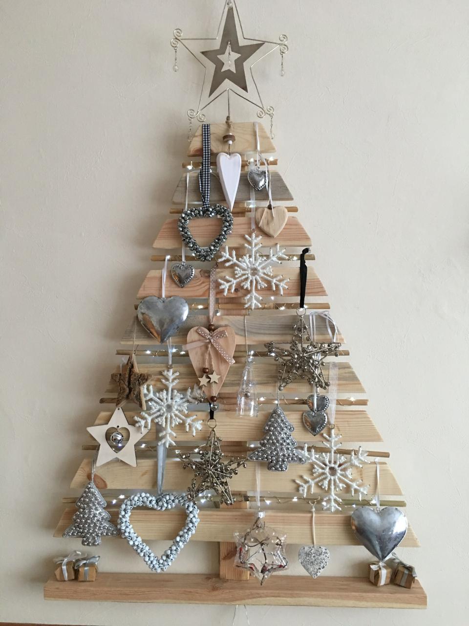 christmas wood wall decor Wooden Christmas tree mk2 handmade pallet wood wall mounted Wall christmas tree, Pallet