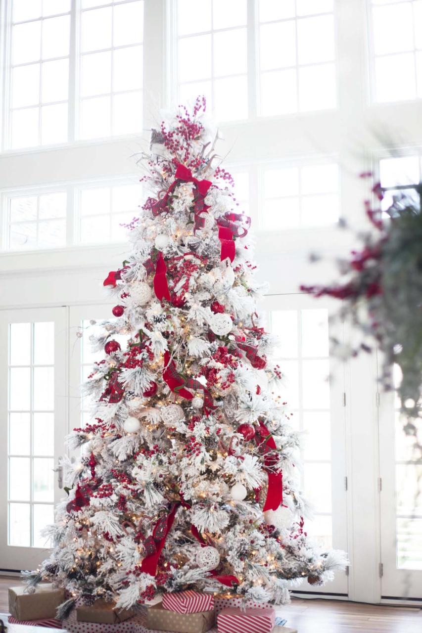 white christmas tree decor 25+ Absolutely Stunning White Christmas Tree Decorating Ideas Red christmas tree, White