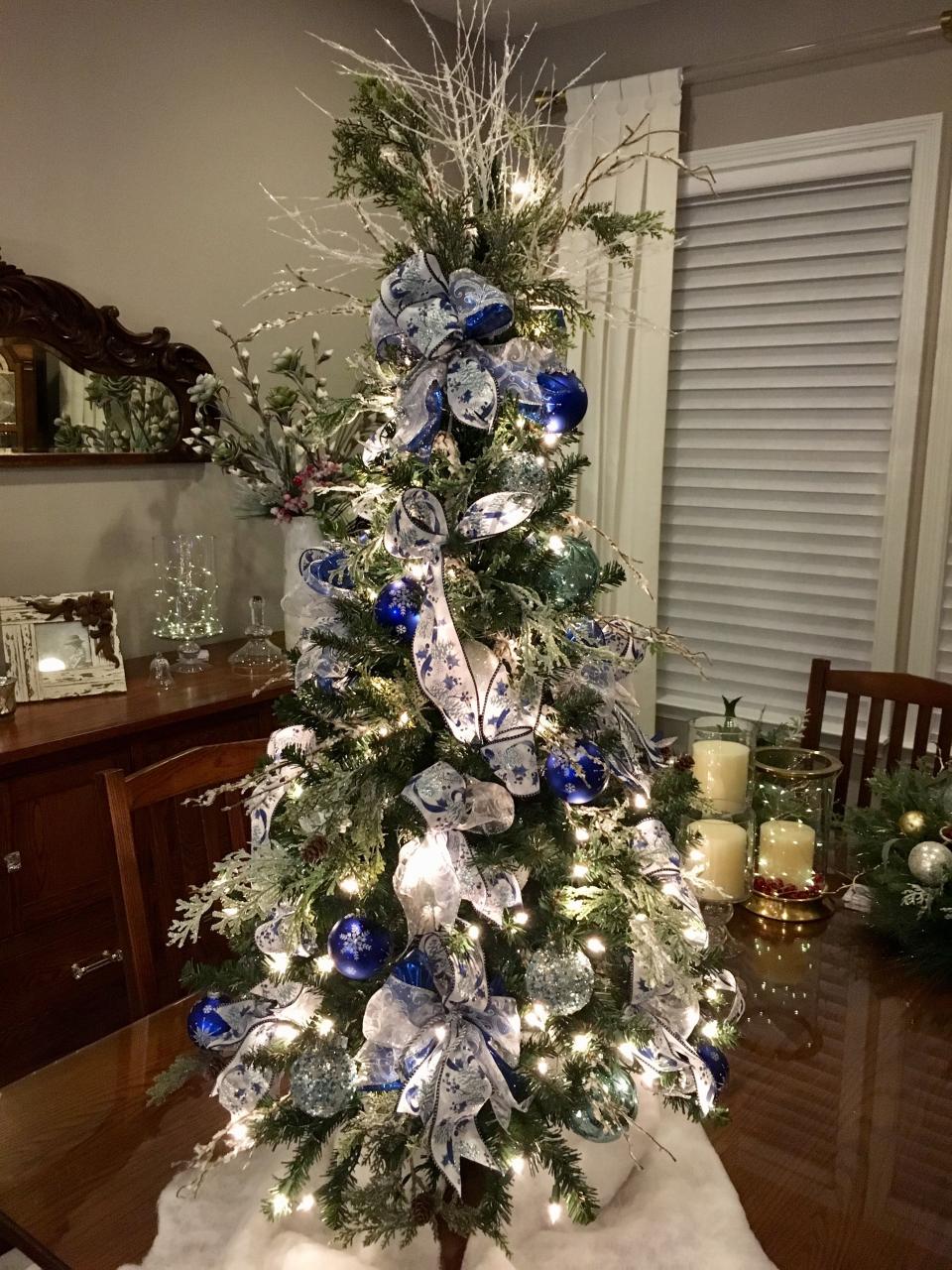 blue christmas tree decor ideas 10+ Navy Blue Christmas Tree Decorations DECOOMO