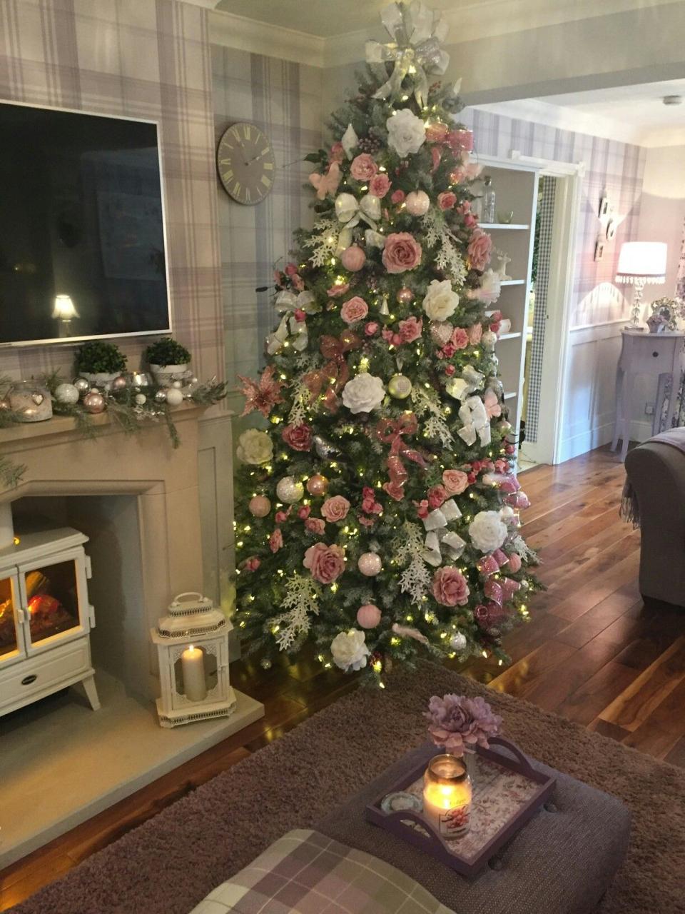 pink and white christmas decor 15 Pink And White Christmas Decorations To Create A Festive Atmosphere