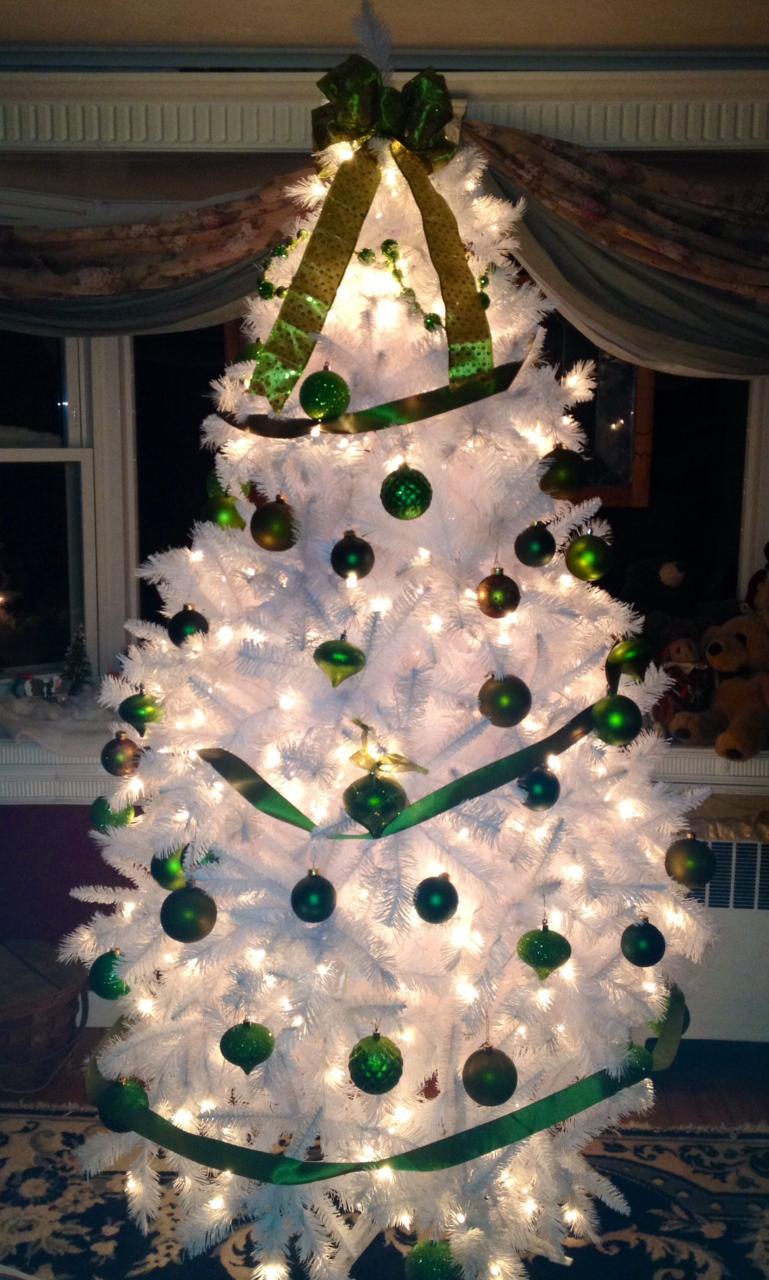 green christmas tree with white decor Green and white tree White tree, Christmas tree, Christmas 2014