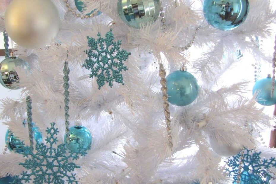 white and blue christmas decor 25 Awesome Blue Christmas Decorations Ideas Interior Vogue Arvore de natal branca, Árvore de