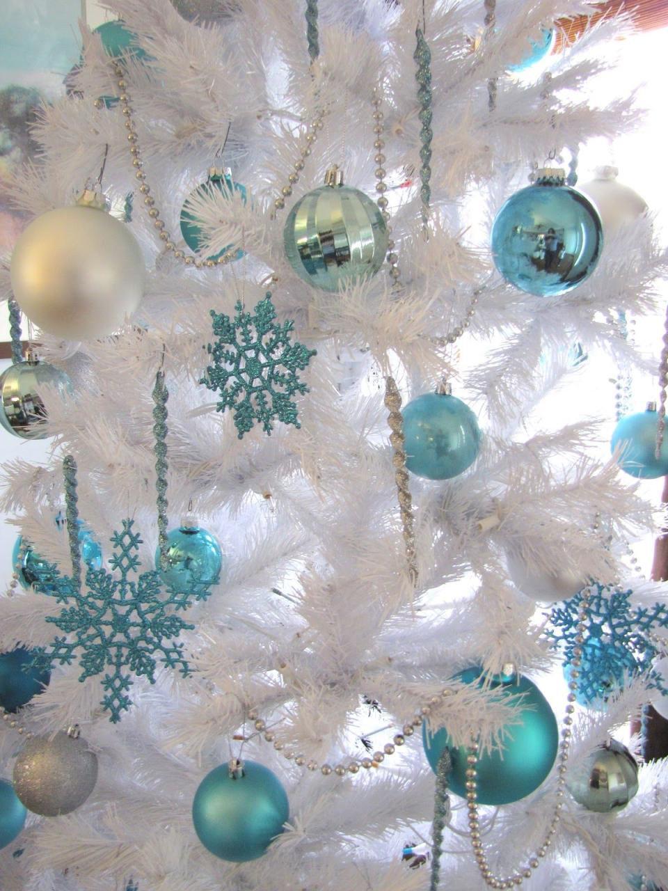 white and blue christmas decor 25 Awesome Blue Christmas Decorations Ideas Interior Vogue Arvore de natal branca, Árvore de