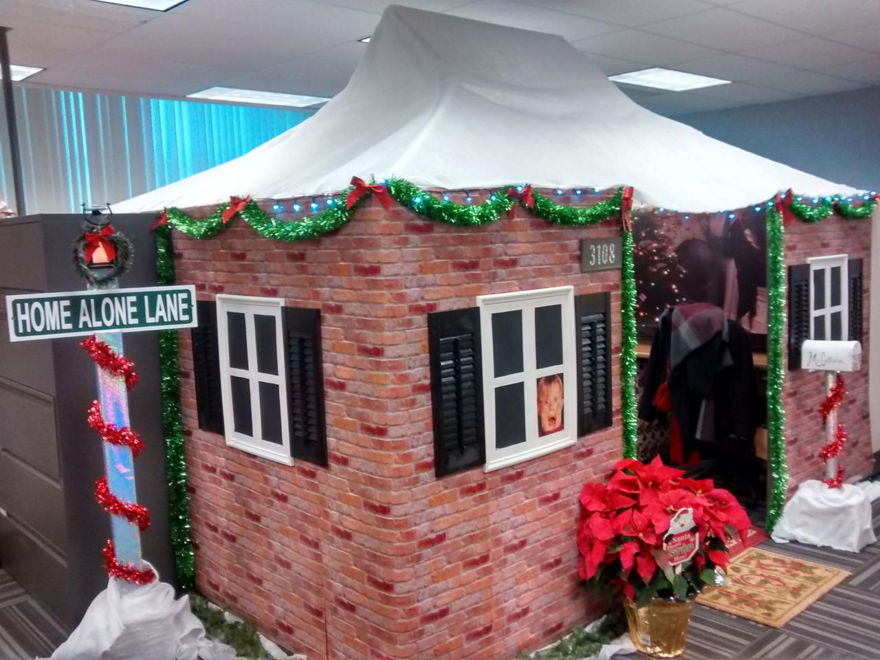 home alone christmas decor Home Alone Office Cubicle Office christmas decorations, Christmas