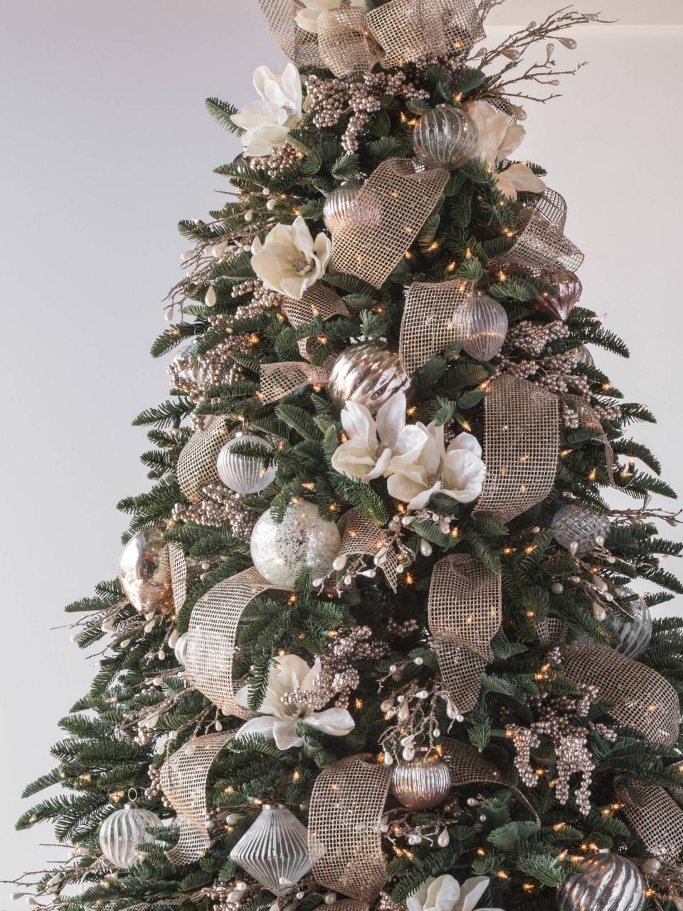 champagne christmas tree decor 20+ Champagne Christmas Tree Decorations The Urban Decor