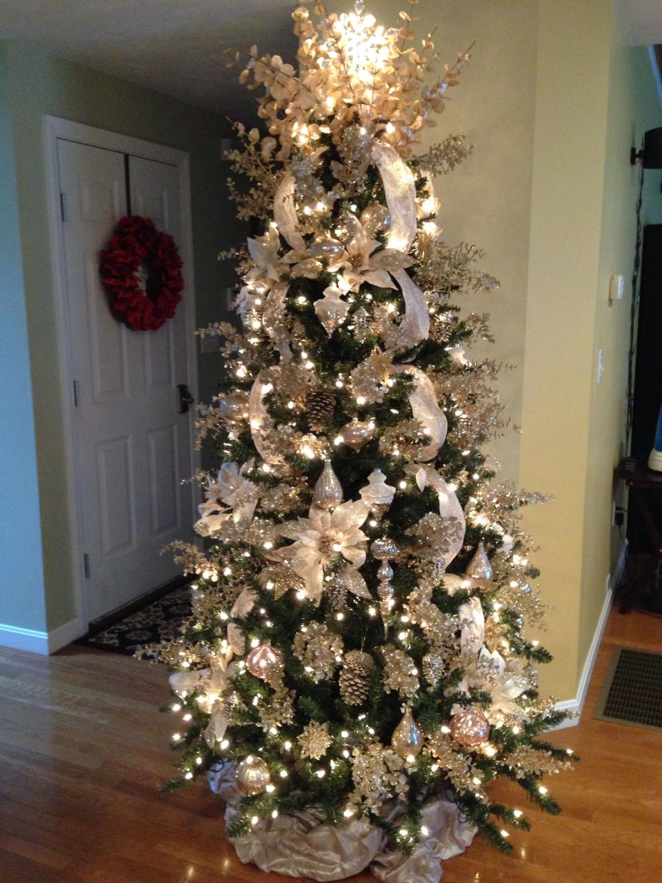 champagne christmas tree decor 20+ Champagne Christmas Tree Decorating Ideas The Urban Decor