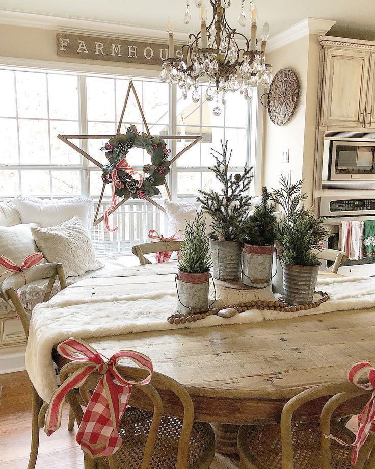 christmas farmhouse table decor 70+ Beautiful Christmas Table Setting Ideas Christmas decorations rustic, Farmhouse christmas