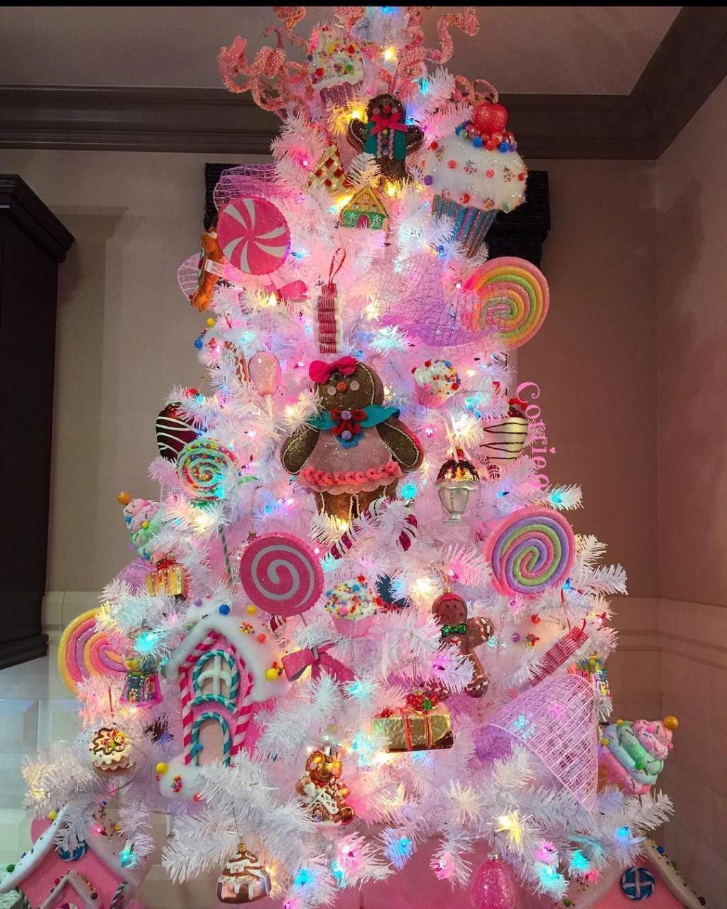 candy decor christmas tree This Candyland tree is life. Candylanddecorations This Candyland tree