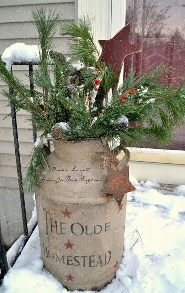 christmas milk can decor Love the look of this milk can. Christmas decorations diy outdoor, Outside christmas