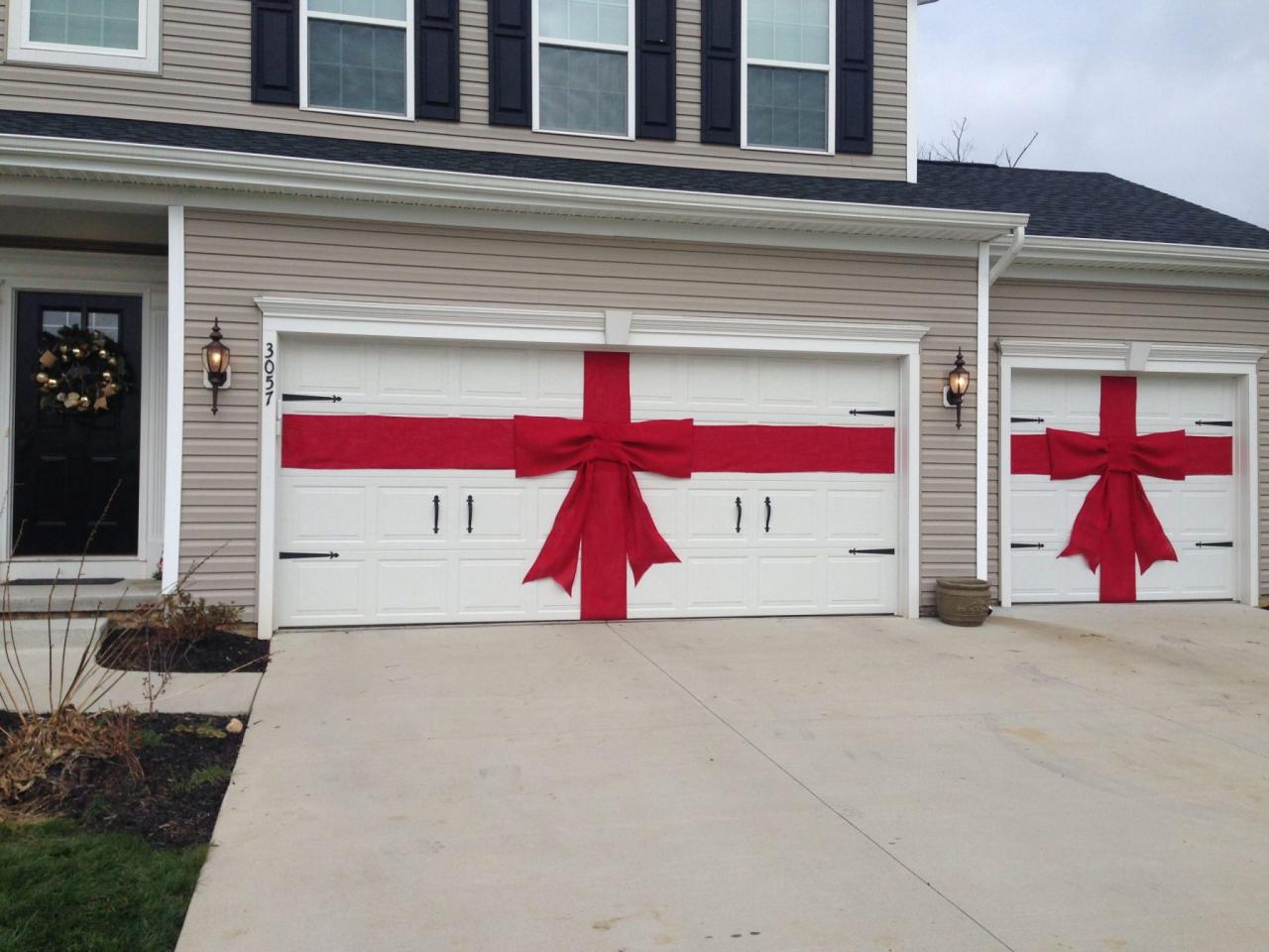 christmas garage door decor 20+ DIY Garage Door Christmas Decorations HOMYHOMEE