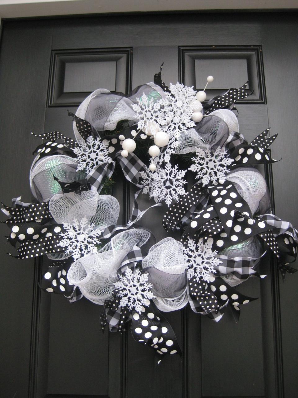 black white christmas decor Door wreath Easy christmas wreaths, Deco mesh christmas wreaths, Christmas wreaths diy easy