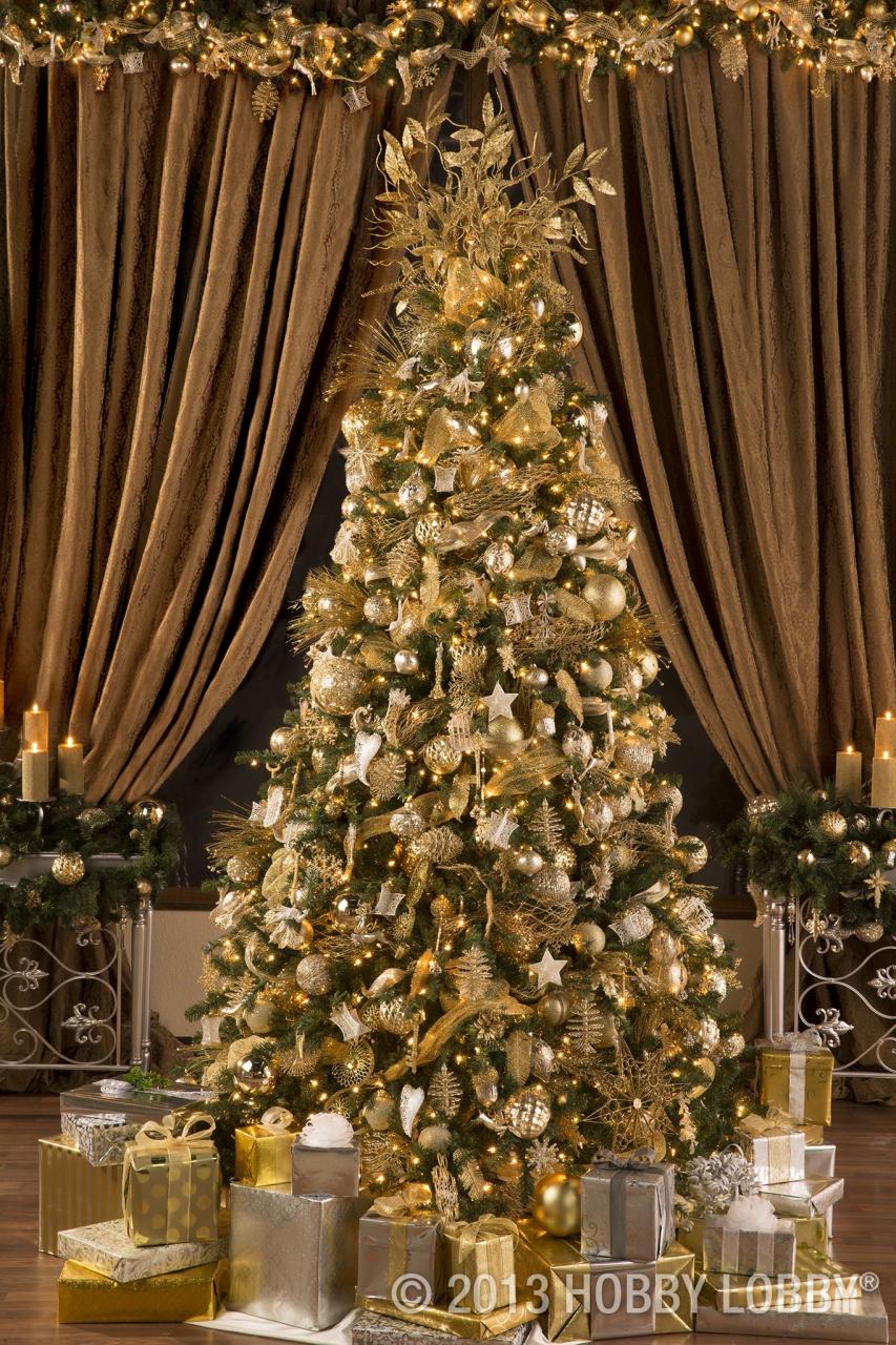 silver and gold christmas tree decor Make your Christmas tree sparkle bright with gold and silver decorations. Gold christmas tree