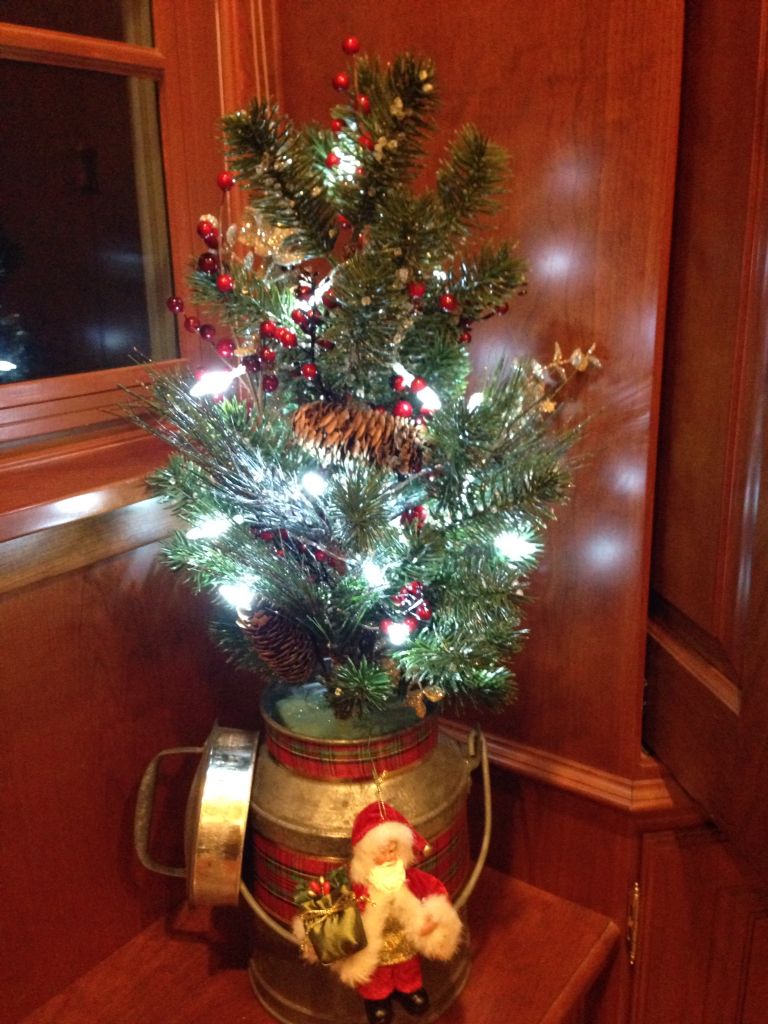 christmas milk can decor Decorated an antique tin milk can for Christmas. Rustic christmas crafts, Christmas