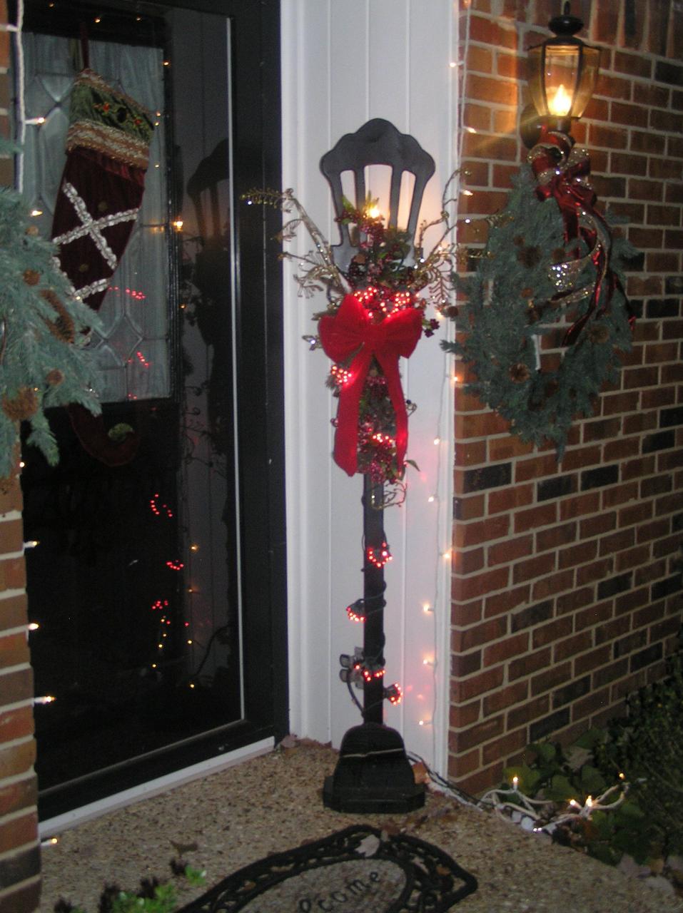 christmas decor for lamp post 10+ Christmas Lamp Post Decoration Ideas