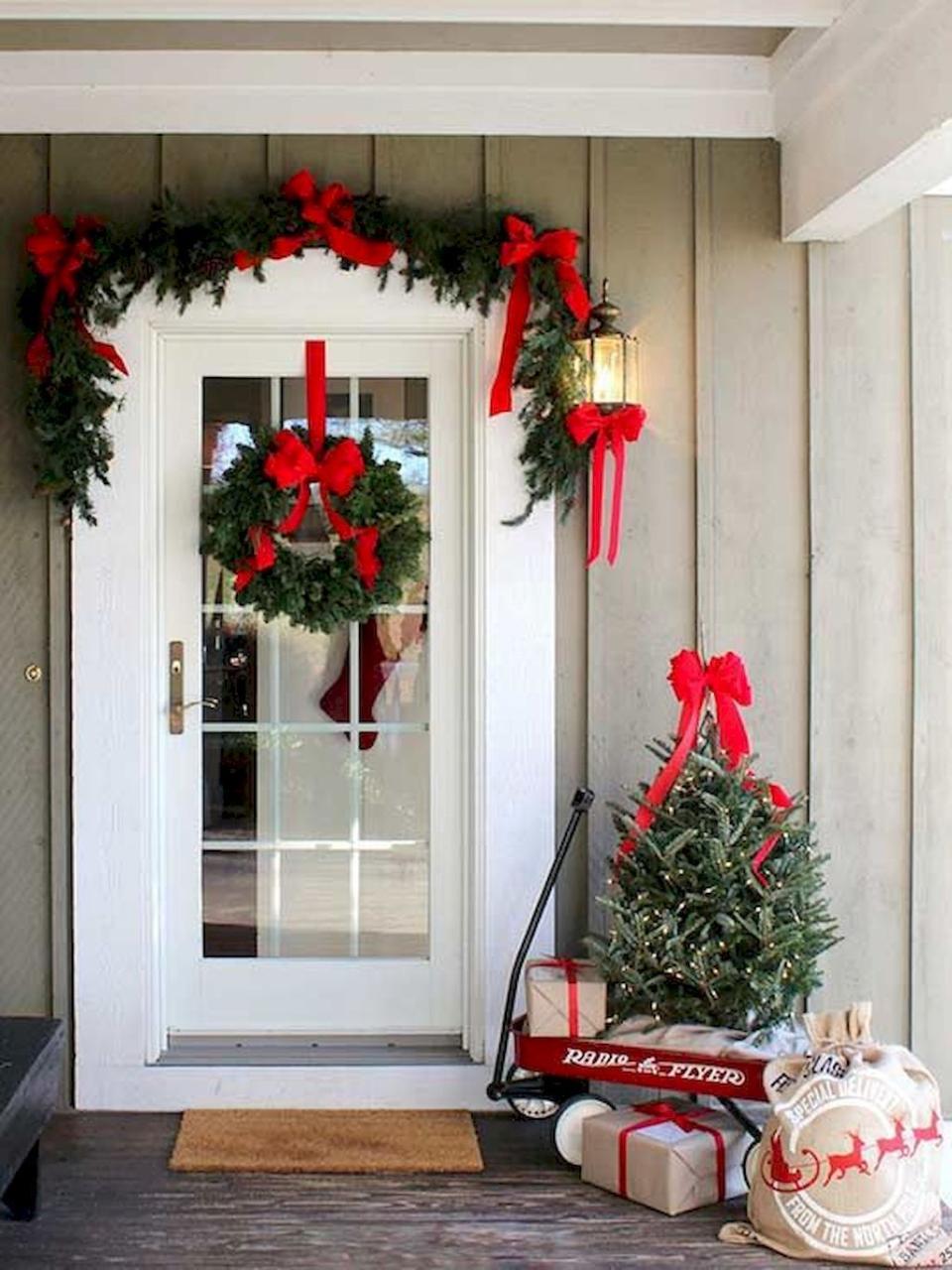 farmhouse outdoor christmas decor Farmhouse Outdoor Christmas Decorating Ideas